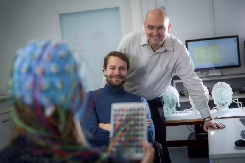 Dr. Adrian Fischer und Prof. Dr. Markus Ullsperger im EEG-Labor des Lehrstuhles für Neuropsychologie - (c) Dirk Mahler_ Universität Magdeburg Dr. Adrian Fischer und Prof. Dr. Markus Ullsperger im EEG-Labor des Lehrstuhles für Neuropsychologie - (c) Dirk Mahler/ Universität Magdeburg