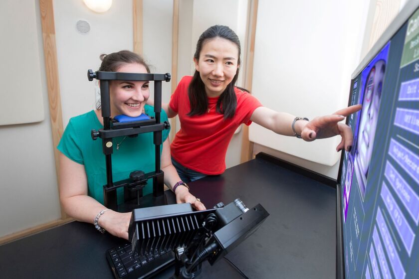 Dr. Lihui Wang instruiert eine Probandin bei einer Blickbewegungsmessung Dr. Lihui Wang instruiert eine Probandin bei einer Blickbewegungsmessung