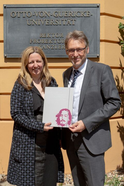 Kristine Krug und Jens Strackeljan_Übergabe Berufungsurkunde - (c) Gregor Buhse/ Universität Magdeburg