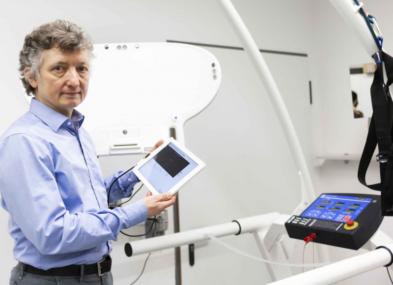 Prof. Dr. Michael Hoffmann vor einem Laufband zur Untersuchung der Wechselwirkung von Sehbeeinträchtigung und Mobilität - (c) Sarah Kossmann_ Universitätsmedizin Prof. Dr. Michael Hoffmann vor einem Laufband zur Untersuchung der Wechselwirkung von Sehbeeinträchtigung und Mobilität - (c) Sarah Kossmann/ Universitätsmedizin