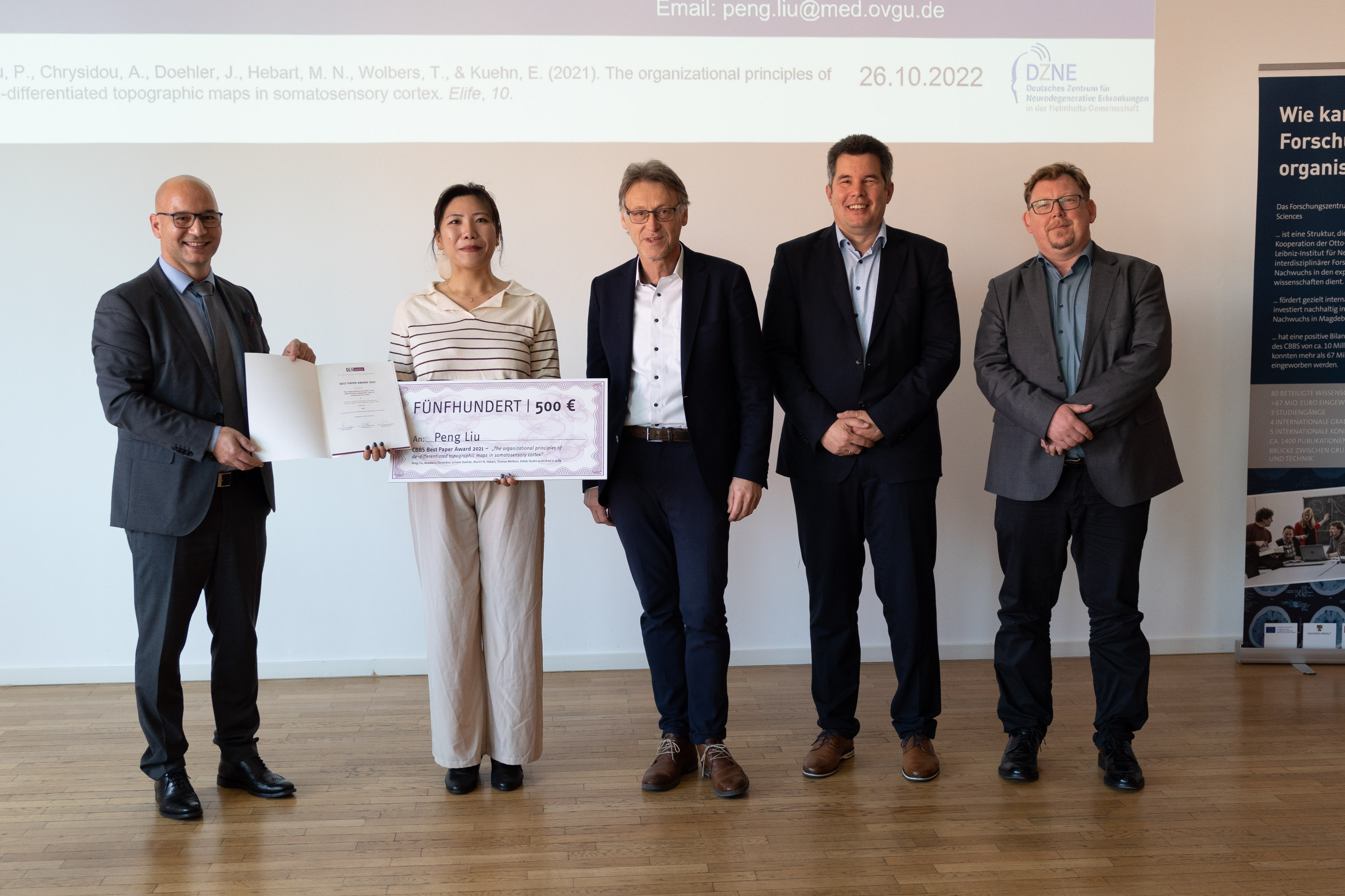 Prof. Dr. med. Stefan Remy, Prof. Dr. med. Emrah Düzel und Prof. Dr. Toemme Noesselt überreichen mit dem Rektor Urkunden 2 - (c) Blumenstein_LIN Prof. Dr. med. Stefan Remy, Prof. Dr. med. Emrah Düzel und Prof. Dr. Toemme Noesselt überreichen mit dem Rektor Urkunden 2 - (c) Blumenstein_LIN