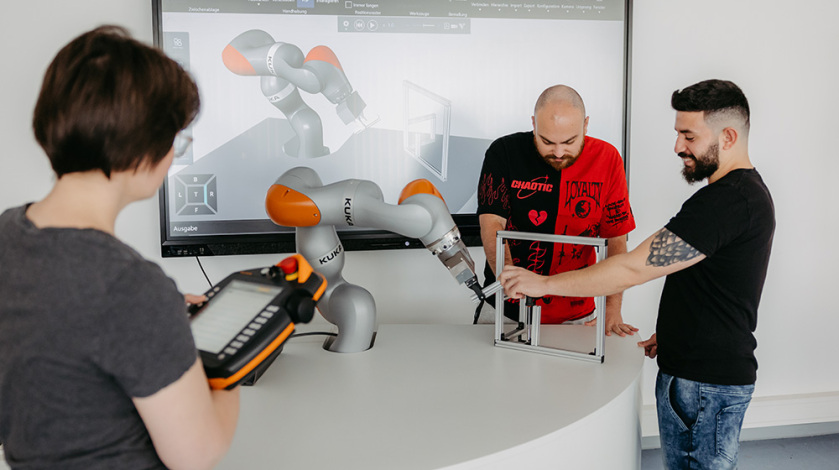 Drei Menschen interagieren mit einer Machine - (c) Jana Dünnhaupt/ Uni Magdeburg
