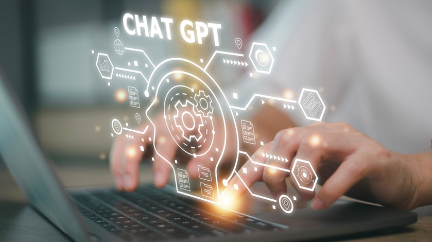 Person arbeitet am Laptop und nutzt ChatGPT - (c) Shutterstock/ FAMILY STOCK