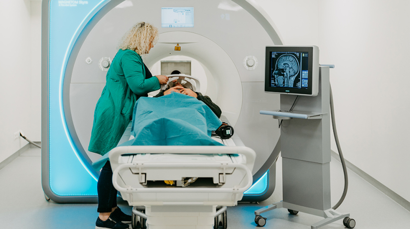 Eine Frau beugt sich über einen Patienten im Computertomographen - (c) Jana Dünnhaupt_ Uni Magdeburg Eine Frau beugt sich über einen Patienten im Computertomographen - (c) Jana Dünnhaupt/ Uni Magdeburg