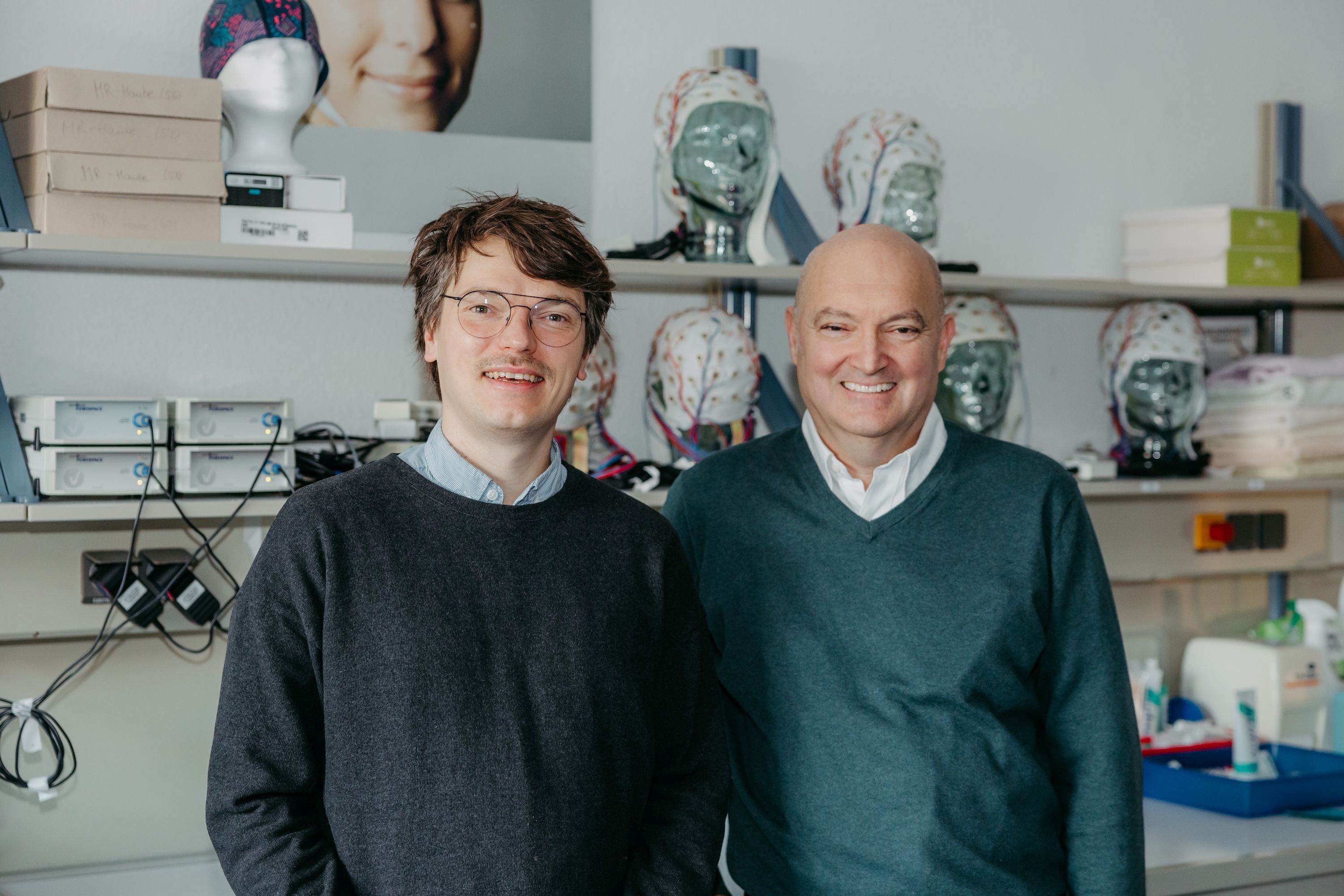 Dr. Hans Kirschner und Prof. Markus Ullsperger (von links nach rechts) vom Lehrstuhl für Neuropsychologie der Uni Magdeburg in ihrem Labor. Foto: Jana Dünnhaupt/Uni Magdeburg Dr. Hans Kirschner und Prof. Markus Ullsperger (von links nach rechts) vom Lehrstuhl für Neuropsychologie der Uni Magdeburg in ihrem Labor. Foto: Jana Dünnhaupt/Uni Magdeburg