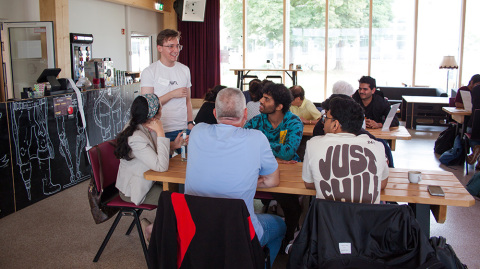 Dustin Brumlich at a language table (c) Benjamin Güllmar