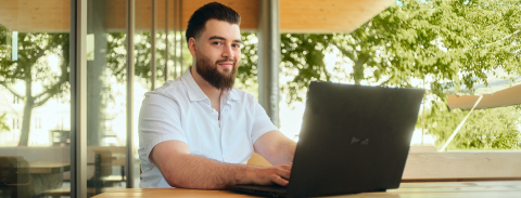 Portrait vom dualen Studenten Samy Elbetar (c) Maximilian Gierth Uni Magdeburg