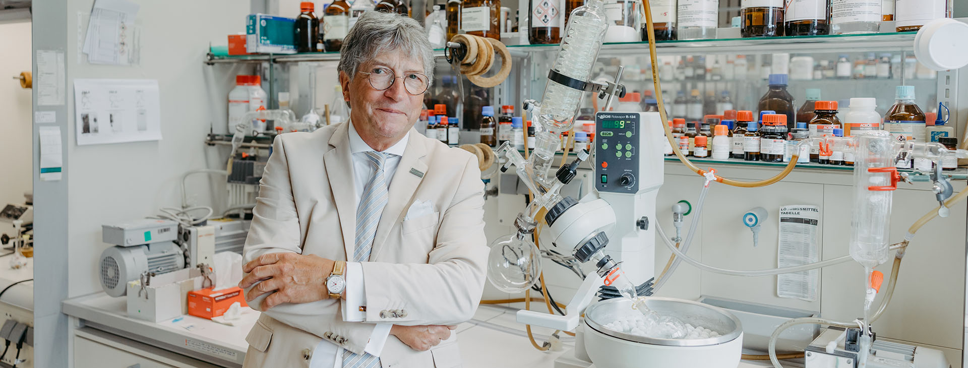 Prof. Dieter Schinzer in seinem Labor (c) Jana Dünnhaupt Uni Magdeburg