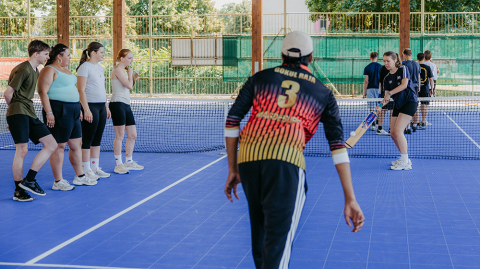 A schoolgirl holding a cricket bat, hitting a ball that has been thrown to her (c) Jana Dünnhaupt, University of Magdeburg